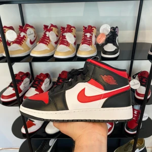 Jordan 1 mid Fire red - Storlekar 37,5 38,5 Skriv om du är intresserad!