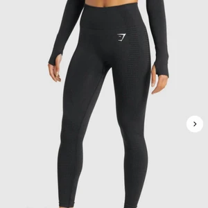 Vital seamless 2.0 black  - Nya oanvända gymshark leggings som var tyvärr inte min storlek. Storlek S, bra material och ganska stretchiga 