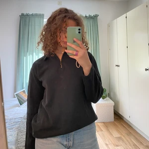 Långärmad tröja med dragkedja - Köpt på second hand💓 bekväm, snygg o lätt att göra en snygg outfit av🙏🙏 jag är M och antar att den passar Xs och uppåt<3 perfekt plagg för höst och vinter!!!