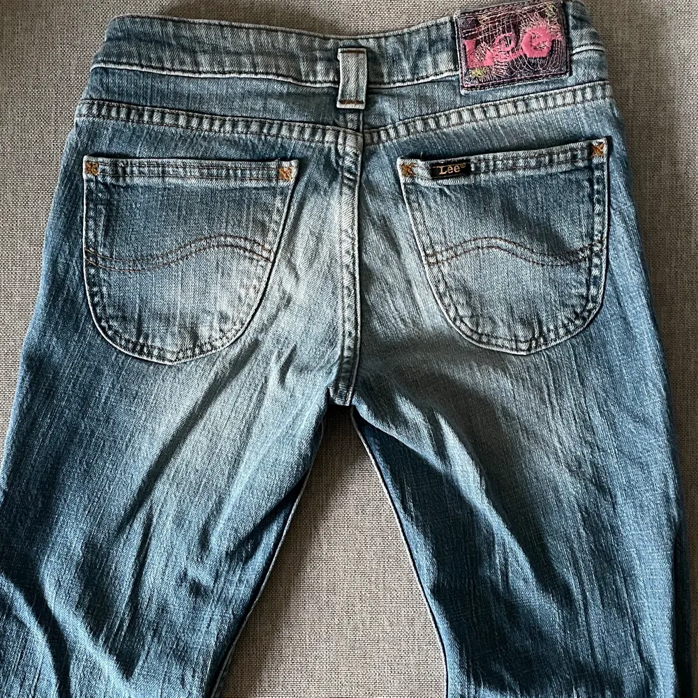 Säljer dessa fina low waist jeansen från lee då dom vart köpta i fel storlek dom passar jätte bra bara att dom är lite för korta för mig som är 169 passar för dig under 166💓 (nyskick) nypris: 999. Jeans & Byxor.