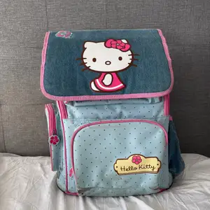 En stor och rymlig Hellokitty ryggsäck. Mångarymliga fack. Ett smidigt matfack där fram, sidofack och två större fack! Bra skick. 💕