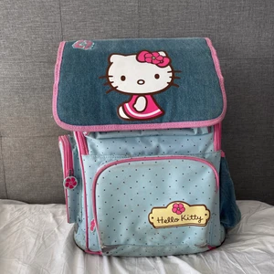 Hellokitty ryggsäck  - En stor och rymlig Hellokitty ryggsäck. Mångarymliga fack. Ett smidigt matfack där fram, sidofack och två större fack! Bra skick. 💕