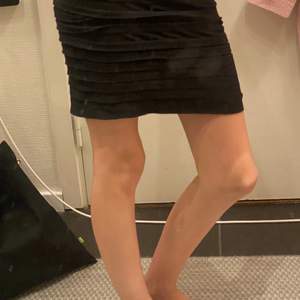 Jag säljer en fin, knappt använd svart tajt kjol i mycket bra skick 🤍  Hör av dig om du har nån fråga 👍🏻 35kr+Frakt