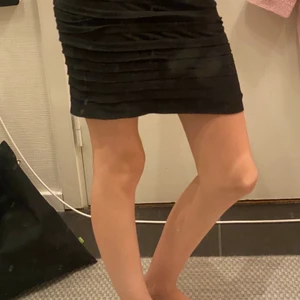 Svart Tajt kjol - Jag säljer en fin, knappt använd svart tajt kjol i mycket bra skick 🤍  Hör av dig om du har nån fråga 👍🏻 35kr+Frakt