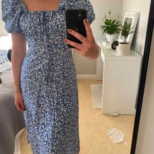 Sommarklänning  - Säljer en fin sommarklänning som endast är använd vid ett tillfälle. Klänningen är i storlek XS men passar bra på mig som brukar ha XS/S.