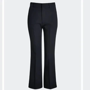 Kostymbyxor  - Säljer dessa kostymbyxor från bikbok som jag nyss köpte från plick men tyvärr inte kunde ha för tyckte de var lite för korta i längden för min smak jag vill ha de lite längre och inte perfekta. Jag är 162 så den sitter nog bra på någon som är 160 