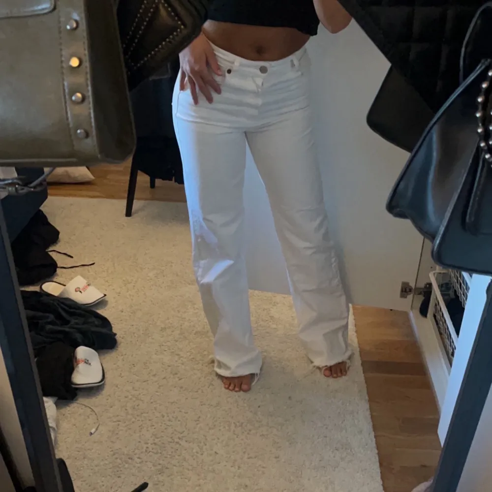 Säljer dessa vita jeans från Zara då de inte är min stil längre🤍. Jeans & Byxor.