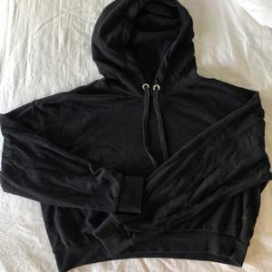 Cropped black hoodie from H&M divided section.  Used Condition 🌸