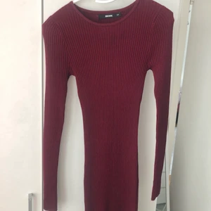 Ribbad klänning  - Ribbad kläning från bikbok i storlek xs. Endast använd en gång.