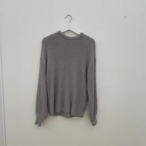 Stickad tröja - Grå, stickad tröja från NA-KD, knappt använd, strl XS