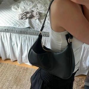 don donna axelväska  - super fin axel väska i nyskick! inköpt för 700💕 pris kan diskuteras 