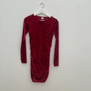 Klänning - Röd klänning i sammet från Gina Tricot, strl S