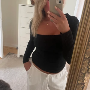 Svart långärmad tröja - Svart långärmad tunn ribbad tröja från nakd😊