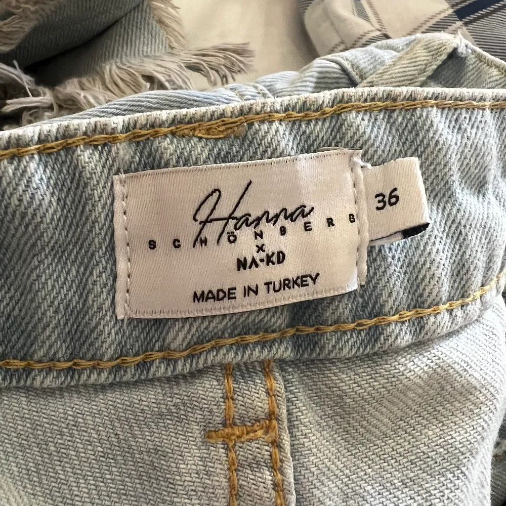 Hanna schönberg x na-kd jeans i storlek 36. Köpta från sellpy. Passar mig som är 170cm.. Jeans & Byxor.