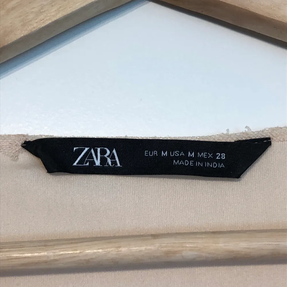 Ljusrosa/cremefärgad glittrig paljettklänning från Zara!💖 Endast använd en gång⭐️ Skriv om du är intresserad, kan skicka fler bilder!!. Klänningar.