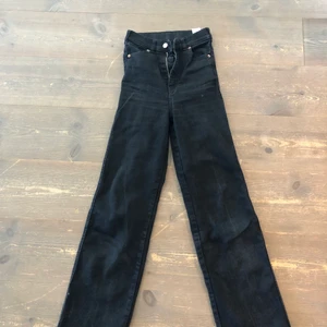 Jeans - Ett par svarta jeans ifrån dr denim. High Rise i midjan. Skriv om ni vill ha mer information eller se dom på