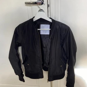 Jacka -  Jacka från pull&bear som är i väldigt bra skick.