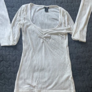 Långärmad tröja  - Säljer snygg tröja från Lindex, den är u ringad och går ut lite i slutet på ärmarna. Använt 1-2 gånger, nyskick. Köpt för 299 :- om jag minns rätt, sälj för 100:-. Skulle kunna lämna över varan runt Vällingby området, det kan diskuteras .Kan också frakta.