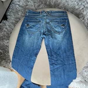 Lågmidjade jeans - Nej men hörrni dom här jeansen är ett måste så himla fina detaljer!! Inga defekter alls🤝 (Kommer inte kunna skicka bild hur dom sitter på pga att dom inte passar) Sitter som en S skulle jag säga. KÖP DIREKT FÖR: 350kr