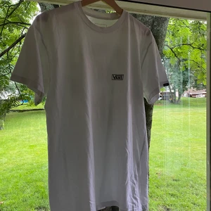 VANS T-SHIRT - Säljer denna vans t-shirt då jag tycker att den sitter lite för tight (jag gillar t-shirts väldigt oversised) den är i väldigt bra skick.