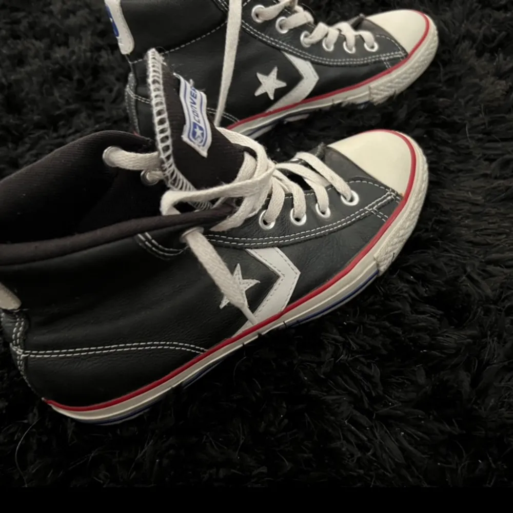 Super snygga höga Converse i svart läder storlek 38 men passar även bra som 39. Skorna är i bra skick, endast lite smutsig vid sulan. Priset går att diskutera!. Skor.