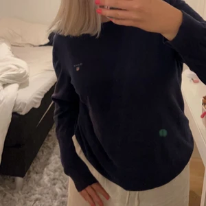 tröja - Säljer denna Gant tröja, jätte mjukt och skönt material och i mycket fint skick💕