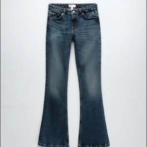 Zara jeans  - Säljer dessa lågmidjade jeansen från zara som är väldigt långa i benen vilket är perfekt om man har långa ben!💕💕köparen står för frakten!