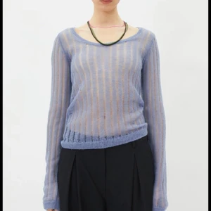 Stickad tröja från Weekday  - Superfin tunn stickad tröja från Weekday. Endast använd några enstaka tillfällen så i mycket fint skick. Köpt i våras. 