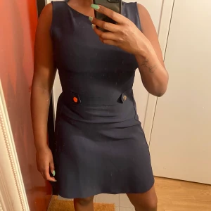 H&M mörk blå klänning storlek M  - H&M mörk blå klänning, perfekt för Job intervju eller gör kontors Job. Storlek M