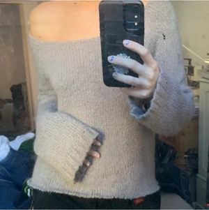 Ylletröja  - Bra skick jätte skön till en kylig dag.  Tillgänglig tills det står såld