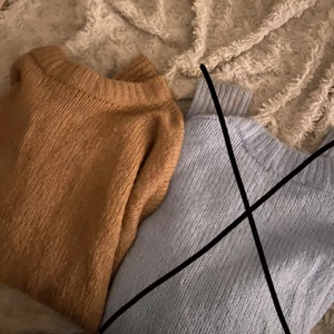 Stickade tröjor - Säljer mina fina stickade tröja. Tröjan är i fin baby brun färg. Fin nu till hösten.an Anväd fåtal gånger och är i fint skick🍁🍁 Sålde precis den blåa just nu finns bara den bruna kvar. 