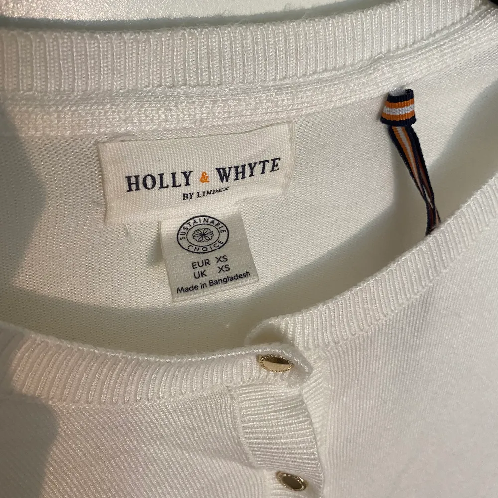Fin vit kofta från Holly&White, Lindex💕 använd ett väldigt fåtal gånger och är därför som ny. Storlek xs, säljer för 100 kr + frakt eller kan hämtas utanför Göteborg🫶🏼🫶🏼. Tröjor & Koftor.