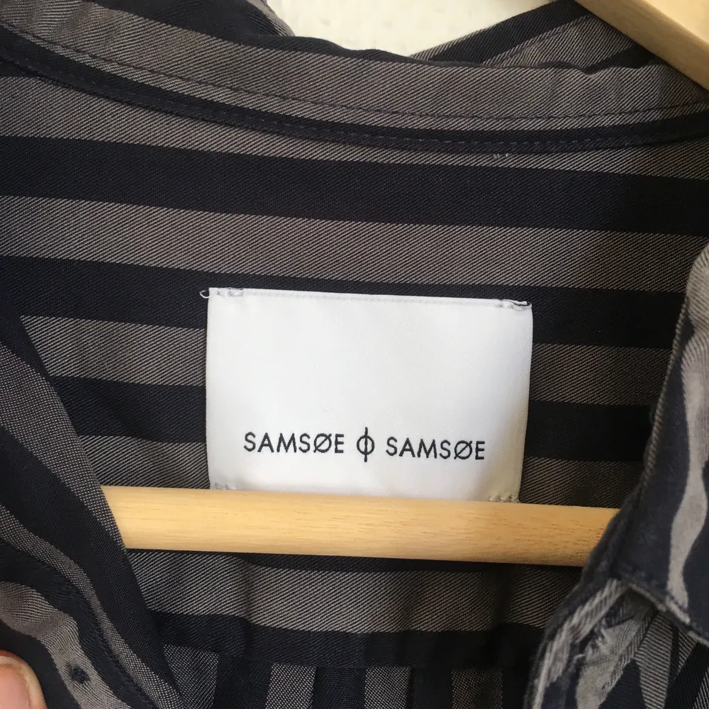 En fin randig skjorta från Samsoe Samsoe. Herrmodell och strl L men jag (som är kvinna och bär strl 36/38) har burit den som oversized skjorta. . Skjortor.