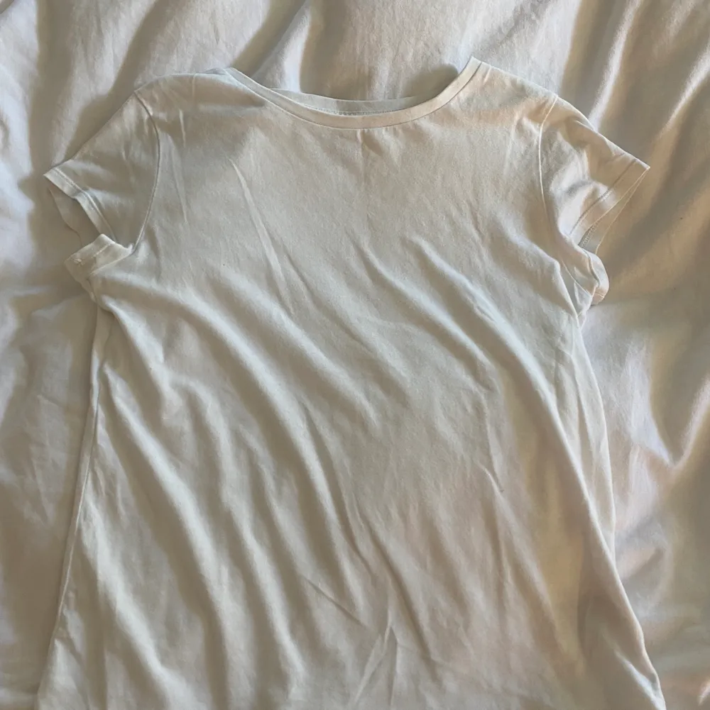 En vit vanlig t-shirt, den är använd men är fortfarande i väldig bra skick, säljer för att den är för lite.. T-shirts.