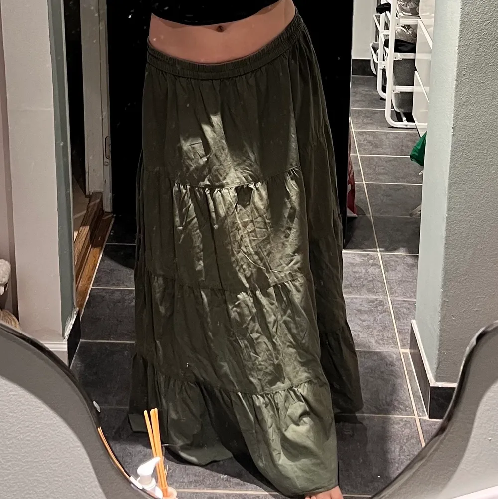 Säljer min gröna lågmidjade kjol, från ”MIM”. Älskar den men använder den inte lika mycket längre, så hoppas den kan användas mer av någon annan 💚 Storlek S/M och skulle säga att den hade varit enkel att sy om. Skönt material som inte är genomskinligt! . Kjolar.