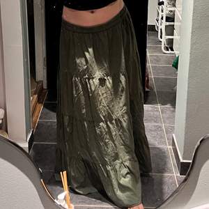 Säljer min gröna lågmidjade kjol, från ”MIM”. Älskar den men använder den inte lika mycket längre, så hoppas den kan användas mer av någon annan 💚 Storlek S/M och skulle säga att den hade varit enkel att sy om. Skönt material som inte är genomskinligt! 