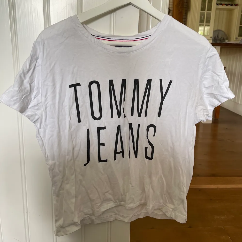 Vit T-shirt från Tommy hilfiger. . T-shirts.