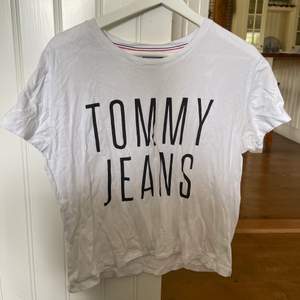 Vit T-shirt från Tommy hilfiger. 