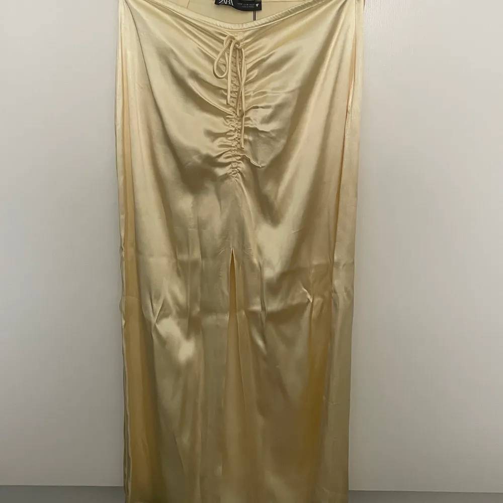 Set från Zara, en body och kjol i jättefin gul färg 💕 säljer då jag inte får användning för det 🥲 200 för båda delarna, går även att köpa separat 💕 storlek M i båda men passar mig som har S . Toppar.
