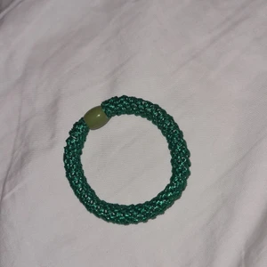 Fake Knekkis - Fint glittrigt mörkgrönt armband i helt nyskick