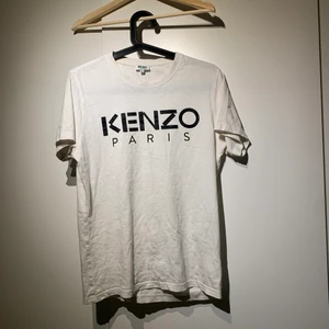 Kenzo t-shirt - Kenzo t-shirt i hyfsat skick lite små hål i som knappt syns