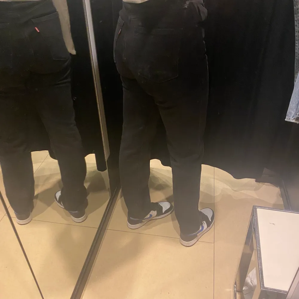 Helt nya Levis jeans, säljer pga för stora. Det är strorlek W29 L32. Sitter perfekt i längden på mig som är 170 cm. Men tyvärr lite för stora i midjan på mig som brukar ha 38 vanligtvis. 💘 nypris 1 400. . Jeans & Byxor.