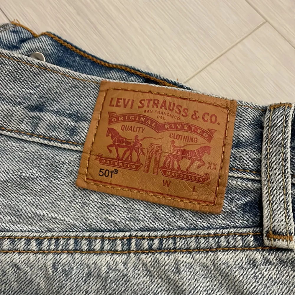  jeansshorts ifrån Levis. Knappt använda.  Får tyvärr inte på mig dom längre så kan ej skicka bilder på. Shorts.