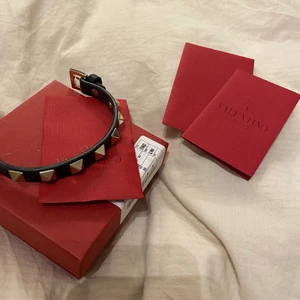 valentino armband  - säljer mitt valentino armband som är köpt på NK i göteborg. nypris 1700