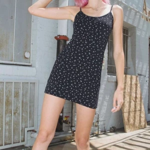 Brandy Melville kyran dress - En jätte fin mörkblå klänning med små blommor på! Bra skick och kan massa från xs-m beroende på hur man vill att den ska sitta💗