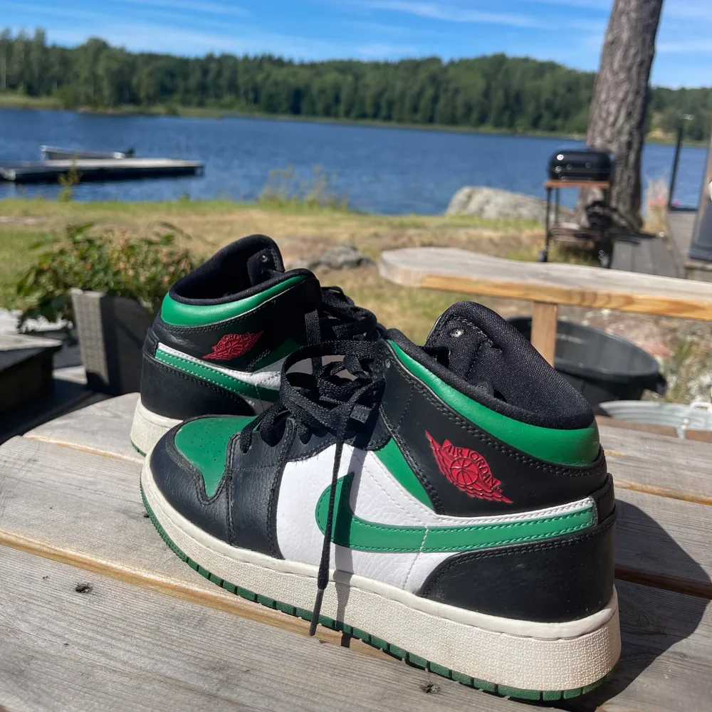 Inprincip helt oanvända Nike Jordan skor🫶🏽💚använda ett par fåtal gånger men kommer inte längre till användning💚 Fraktar enbart, spårbar 69kr. Helt slutsålda 💚💚💚. Skor.