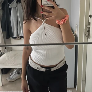 linne med söta detaljer - fint tjockt linne med tunna band som går i kors typ, sitter superfint på. banden är lite långa så man hade eventuellt kunnat sy upp dem lite men det är en easyfix.  köptes utomlands 