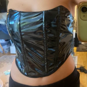 Shein korsett  - En lack imiterad korsett med dragkedja i ryggen. Storlek Xs och slutsåld för tillfället. Sitter bra och skönt utan att åka ner.
