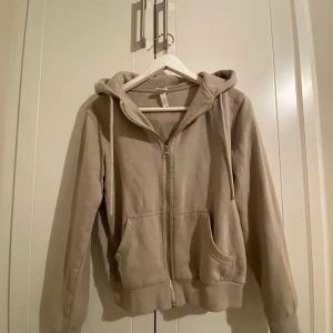 Kofta - Skön kofta från h&m, nytt skick skulle jag säga, dma för fler bilder Köparen står för frakten