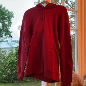 Hoodie  - Röd basic Hoodie från weekday ⭐️❤️⭐️❤️